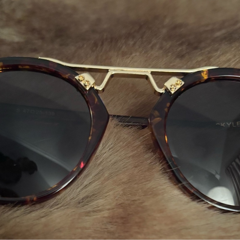 Stylish Tortoiseshell Sunglasses for Women - Picture 5 of 7